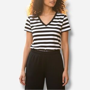 🌸New🌸 PINK Victoria’s Secret V-neck T-shirt XS